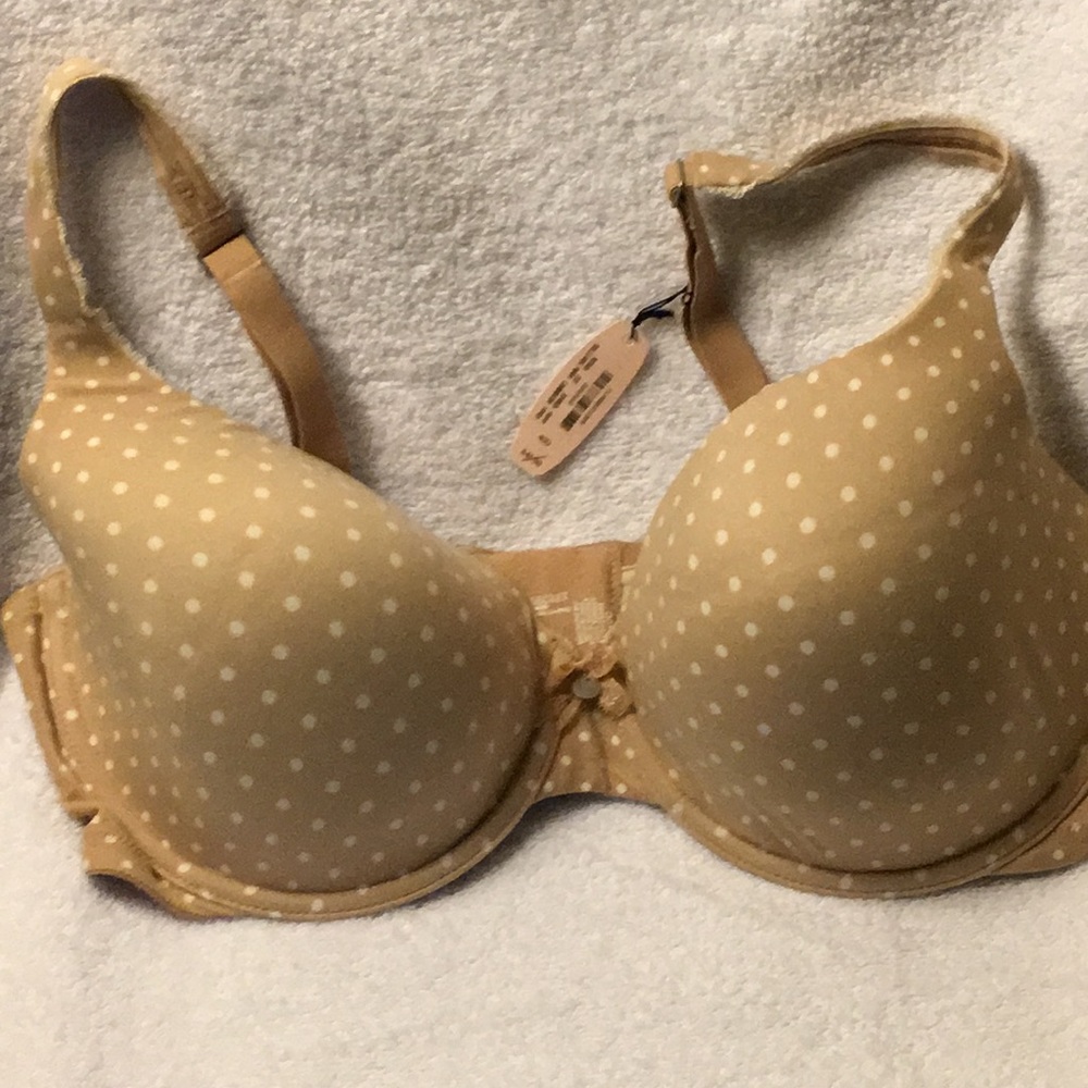 BRAND NEW WITH TAGS Victoria Secret Bra (40D)